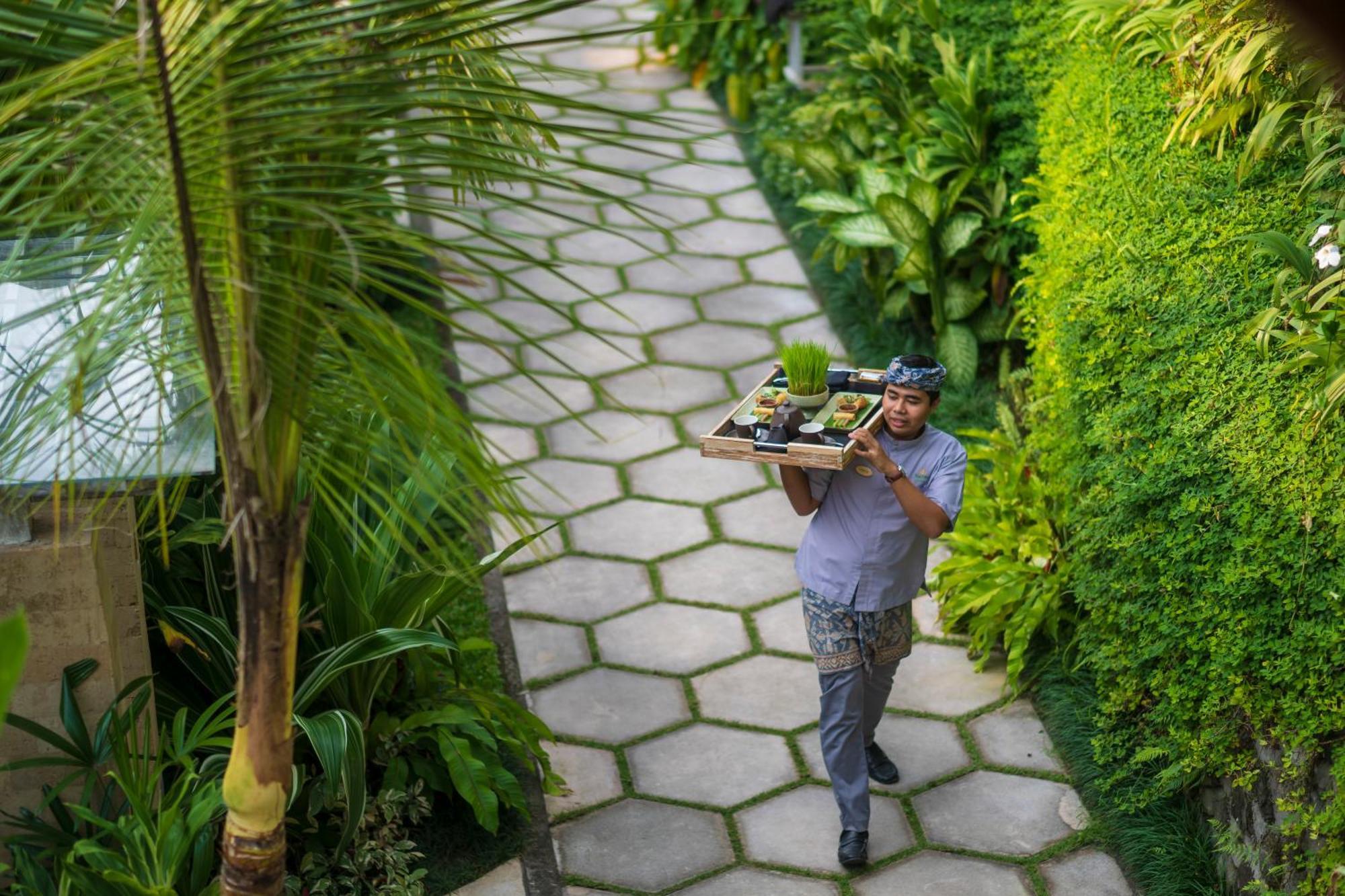 Wapa Di Ume Sidemen Hotel Sidemen  Exterior photo A waiter at a resort in Bali, Indonesia