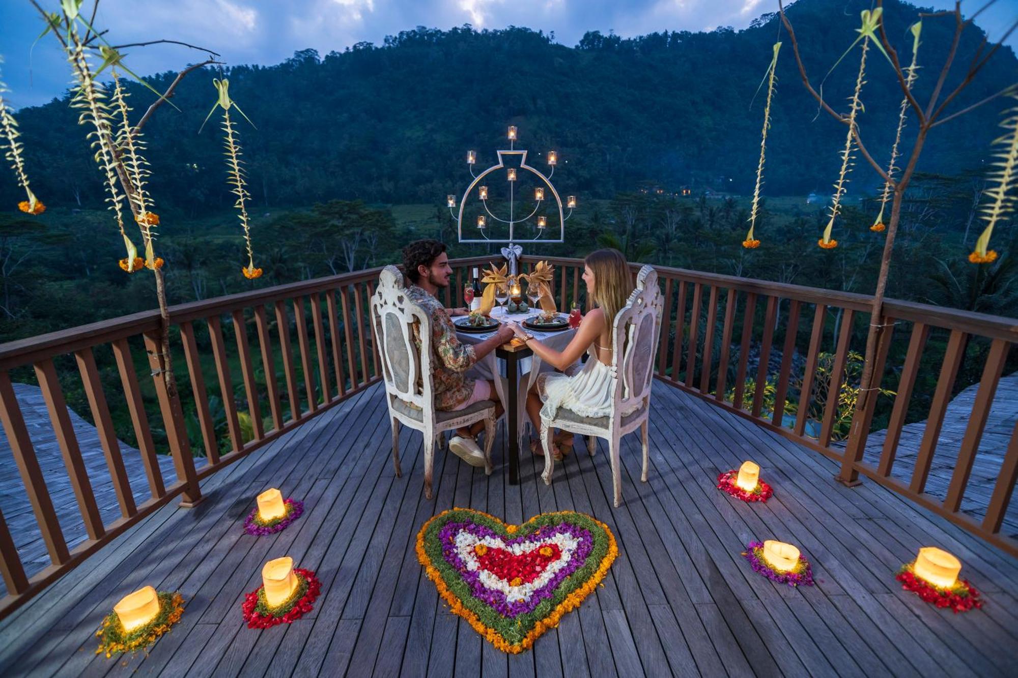 Wapa Di Ume Sidemen Hotel Sidemen  Exterior photo A couple dining at the resort
