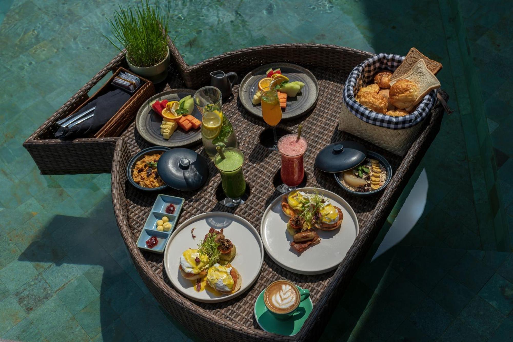 Wapa Di Ume Sidemen Hotel Sidemen  Exterior photo A floating breakfast at Alila Villas Uluwatu